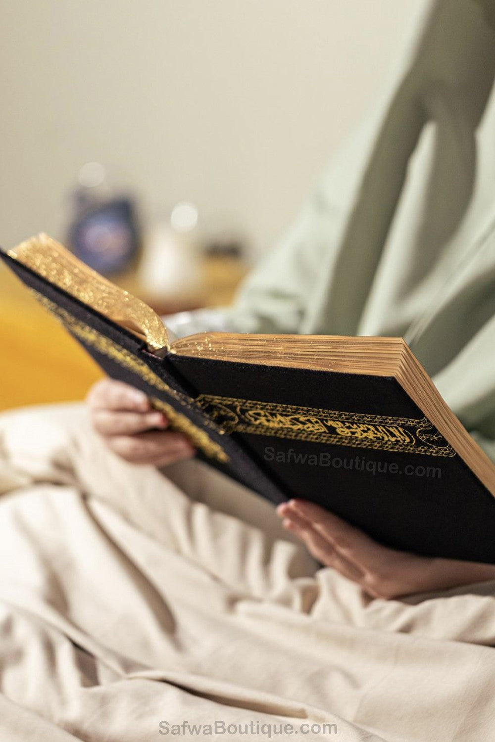 Coran Kaaba Arabe – Couverture Velours Noir Brodée Or – Mushaf Uthmani – Hafs – 14 × 20 cm